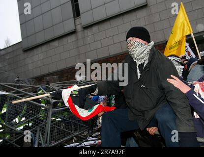 Les manifestants palestiniens font la force de police à l'extérieur de l'ambassade israélienne à Londres Banque D'Images