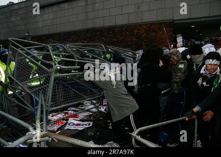 Les manifestants palestiniens font la force de police à l'extérieur de l'ambassade israélienne à Londres Banque D'Images