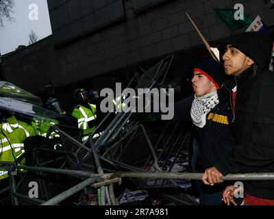 Les manifestants palestiniens font la force de police à l'extérieur de l'ambassade israélienne à Londres Banque D'Images