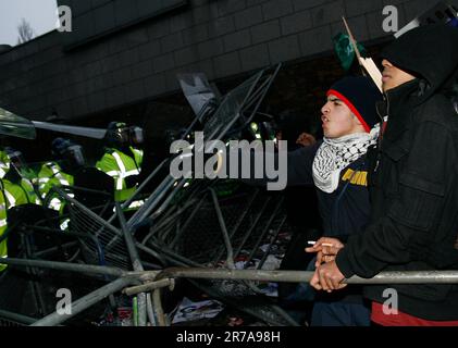 Les manifestants palestiniens font la force de police à l'extérieur de l'ambassade israélienne à Londres Banque D'Images