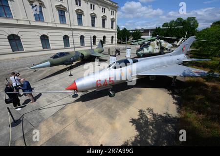 Dresde, Allemagne. 14th juin 2023. Un chasseur russe MIG-21F-13 (r), un chasseur de la Bundeswehr F-104g starfighter (l) et un hélicoptère d'attaque soviétique mi-24D sont exposés dans le cadre de l'exposition 'Overkill - Military. Technologie. La culture dans la Guerre froide' devant le Musée d'histoire militaire de la Bundeswehr. Des équipements militaires de grande envergure datant de près de 50 ans sont juxtaposés des arsenaux du Pacte de Varsovie et de l'OTAN pour l'exposition qui débute à 16 juin 2023. Crédit : Robert Michael/dpa/Alay Live News Banque D'Images