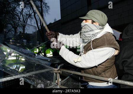 Les manifestants palestiniens font la force de police à l'extérieur de l'ambassade israélienne à Londres Banque D'Images