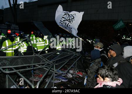 Les manifestants palestiniens font la force de police à l'extérieur de l'ambassade israélienne à Londres Banque D'Images