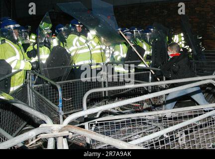 Les manifestants palestiniens font la force de police à l'extérieur de l'ambassade israélienne à Londres Banque D'Images