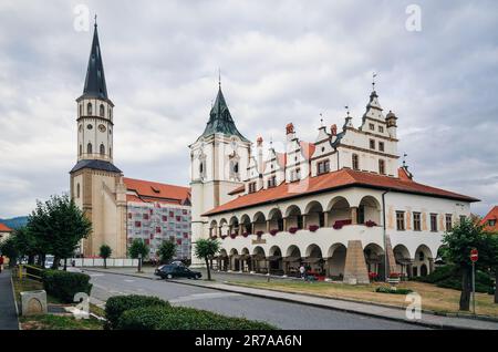 Levoca, Slovaquie - 18 août 2015 : Église Saint-Jacques et hôtel de ville de Lévoca, Slovaquie. Banque D'Images