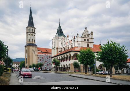 Levoca, Slovaquie - 18 août 2015 : Église Saint-Jacques et hôtel de ville de Lévoca, Slovaquie. Banque D'Images