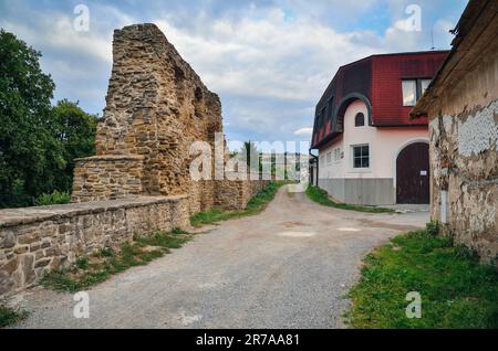 Lévoca, Slovaquie - 18 août 2015 : fortification médiévale ancienne et bâtiments à Lévoca, Slovaquie. Banque D'Images