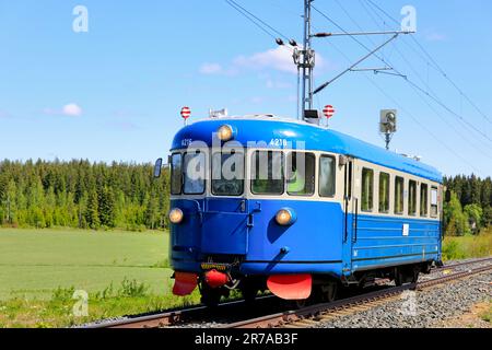 Une unité multiple diesel classe Dm7 Blue VR conservée n° 4216 près de Humppila, en Finlande. 9 juin 2023. « Bouchons plats » utilisés pour la circulation ferroviaire locale. Banque D'Images