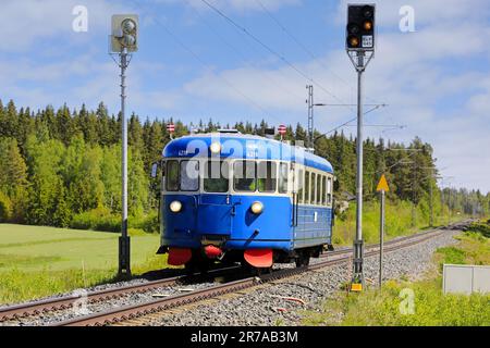 Une unité multiple diesel classe Dm7 Blue VR conservée n° 4216 près de Humppila, en Finlande. 9 juin 2023. « Bouchons plats » utilisés pour la circulation ferroviaire locale. Banque D'Images