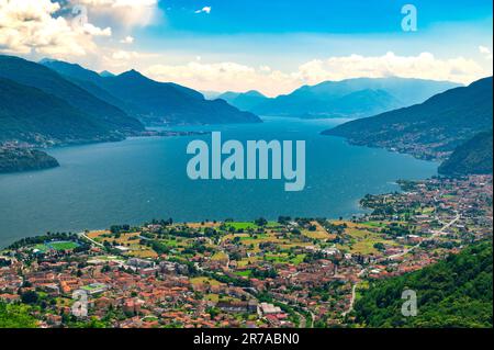 Panorama du lac de Côme, un jour d'été, photographié de Gravedona. Banque D'Images