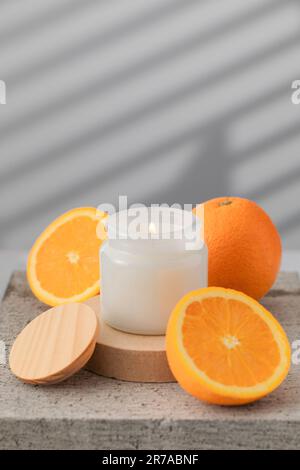 Bougie intérieure blanche en verre avec parfum orange. Bougie faite à la main. Hugge Banque D'Images