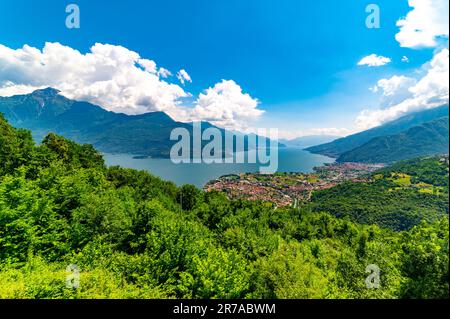 Panorama du lac de Côme, un jour d'été, photographié de Gravedona. Banque D'Images