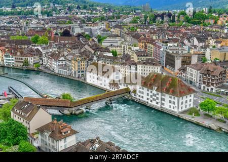 Vue imprenable sur le centre-ville historique de Lucerne, Suisse. Banque D'Images