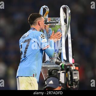 Istanbul, Turquie. 10th juin 2023. 10 juin 2023 - Manchester City v Inter Milan - Ligue des champions de l'UEFA - finale - Stade olympique Ataturk. Phil Foden de Manchester City embrasse le trophée de la Ligue des champions. Crédit photo : Mark pain / Alamy Live News Banque D'Images