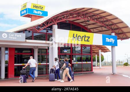 Comptoir de location de voitures Hertz et Thrifty, à l'aéroport de Faro, Algarve, Portugal Banque D'Images