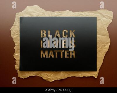 Gros plan sur un fond de papier marron avec les mots « Black Lives Matter » écrits à l'encre noire Banque D'Images