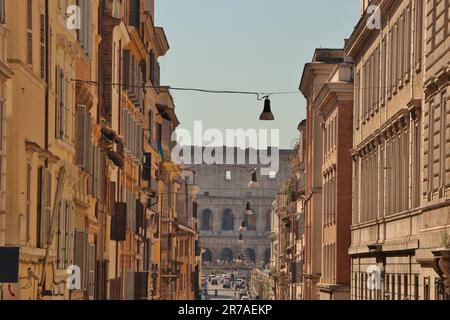 Hauts bâtiments bordant la rue vers le Colisée à Rome, Italie par jour ensoleillé Banque D'Images