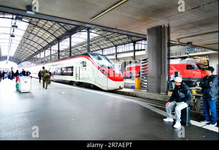 Suisse- 17 mai ,2023 : parking des trains sur la gare de la plate-forme à Lucern Banque D'Images