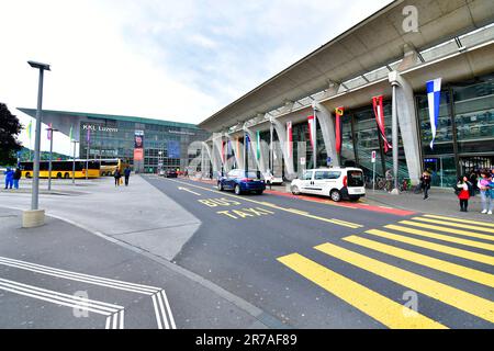 Lucern- 17 mai ,2023 : vue de face de l'ancienne porte de la gare, Lucern est une destination touristique célèbre en Suisse Banque D'Images