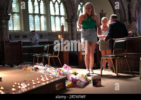 Des gens éclairent des bougies dans l'église Saint-Pierre de Nottingham, après que trois personnes ont été tuées et trois autres blessées dans des attaques connexes mardi matin. Date de la photo: Mercredi 14 juin 2023. Banque D'Images