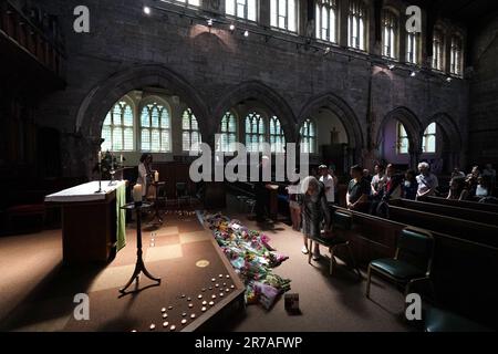 Des gens éclairent des bougies dans l'église Saint-Pierre de Nottingham, après que trois personnes ont été tuées et trois autres blessées dans des attaques connexes mardi matin. Date de la photo: Mercredi 14 juin 2023. Banque D'Images