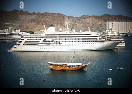 Bateaux de tourisme dans le port de Muscat, Oman Banque D'Images