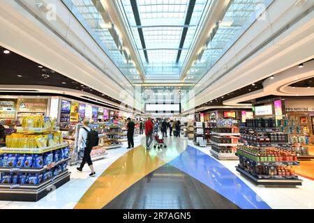 DUBAI- May14,2023 :Interior of Dubai Duty Free est la plus grande opération de vente au détail d'un aéroport au monde à l'aéroport international de Dubaï Banque D'Images