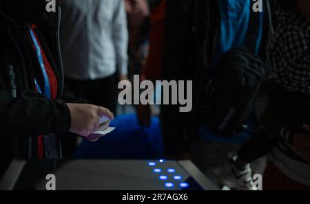 Les mains d'une personne détiennent des billets d'Awana Skyway. Genting Highlands, Pahang, Malaisie. Banque D'Images