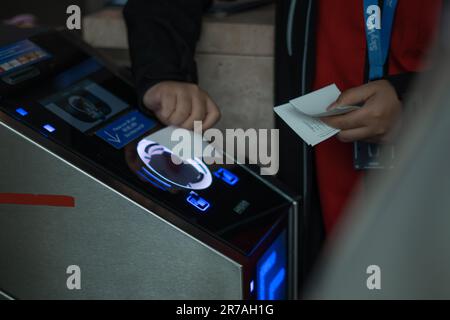 Les mains d'une personne détiennent des billets d'Awana Skyway. Genting Highlands, Pahang, Malaisie. Banque D'Images