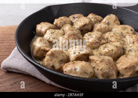 Boulettes de viande Köttbullar avec sauce crémeuse Banque D'Images