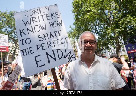 Londres, Royaume-Uni. 14 juin 2023. Les membres de Writerss' Guild GB se rassemblent dans le quartier du cinéma de Londres à Leicester Square en solidarité avec leurs homologues en grève dans la Writerss' Guild of America (WGA), qui représente les travailleurs du cinéma, de la télévision, de la radio et des médias en ligne. Les membres de l'AGW sont en grève depuis le 2 mai 2023 dans le cadre d'un différend salarial avec l'Alliance des producteurs de films et de télévision. Le rassemblement a été l'occasion d'une journée mondiale de solidarité. Crédit : Ron Fassbender/Alamy Live News Banque D'Images