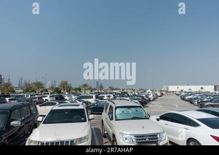 Dubaï, Émirats arabes Unis - 7th novembre 2022 : vue sur une section de l'immense parking avec un parking adéquat dans le quartier design de dubaï. Banque D'Images