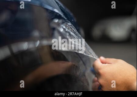 Le maître de service de la voiture coupe le couteau de protection. Banque D'Images