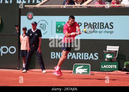 PARIS, FRANCE, le 06 JUIN 2023; match DE TENNIS entre Novak DJOKOVIC de Serbie et Karen Abgarowitsch Chatschanow nommé Karen Khaschanov de Russie lors de l'Open de France 2023 à Roland Garros sur le court Philippe Chatrier , à Paris, sur 6 juin 2023. - Copyright © Fabien BOUKLA / ATP images (BOUKLA Fabien / ATP / SPP) Banque D'Images