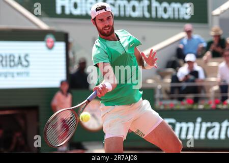 PARIS, FRANCE, le 06 JUIN 2023; match DE TENNIS entre Novak DJOKOVIC de Serbie et Karen Abgarowitsch Chatschanow nommé Karen Khaschanov de Russie lors de l'Open de France 2023 à Roland Garros sur le court Philippe Chatrier , à Paris, sur 6 juin 2023. - Copyright © Fabien BOUKLA / ATP images (BOUKLA Fabien / ATP / SPP) Banque D'Images