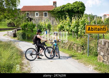 Mère et fils, touristes cyclistes lors d'un voyage à vélo autour de la péninsule d'Istrie en Slovénie, vélo, visites dans un village d'abitanti, slovénie Banque D'Images