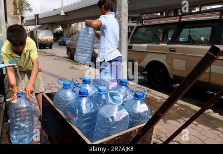 Beyrouth, Liban. 11th juin 2023. Les enfants tirent de l'eau dans une rue de Beyrouth, au Liban, sur 11 juin 2023. (Photo d'Elisa Gestri/Sipa USA) crédit: SIPA USA/Alay Live News Banque D'Images