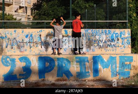 Beyrouth, Liban. 11th juin 2023. Les enfants jouent dans une rue de Beyrouth, au Liban, sur 11 juin 2023. (Photo d'Elisa Gestri/Sipa USA) crédit: SIPA USA/Alay Live News Banque D'Images