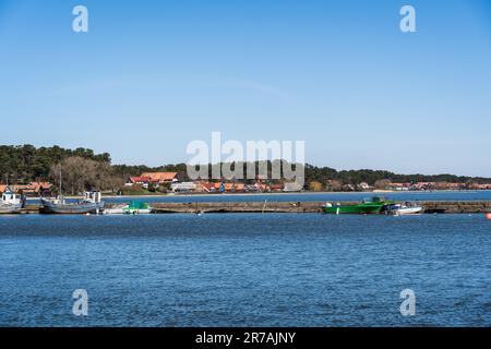 Quai à bateaux et vue sur la ville de Nida sur le Spit de Curonian, Neringa, Lituanie, la mer Baltique. Banque D'Images
