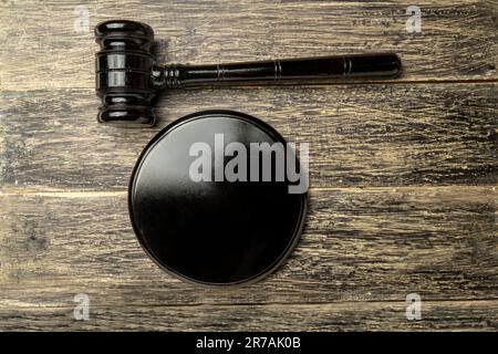 Jugez le gavel et la table de son sur un bureau en bois. Droit et justice Banque D'Images