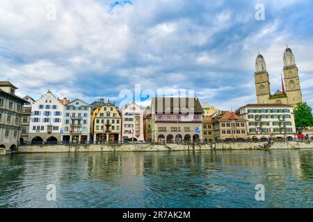 Vue panoramique sur le centre-ville historique de Zurich et la rivière limmat , Suisse Banque D'Images