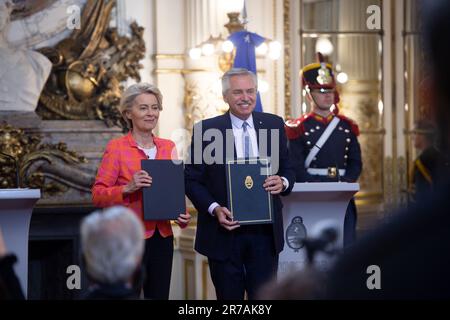 Buenos Aires, Argentine. 12th juin 2023. Ursula von der Leyen (l), Président de la Commission européenne, et Alberto Fernandez (r), Président de l'Argentine, présentent les dossiers des accords qui viennent d'être signés avant une conférence de presse conjointe au Palais du Gouvernement argentin. Credit: Florencia Martin/dpa/Alay Live News Banque D'Images