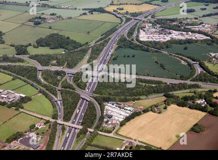 Vue aérienne de l'échangeur des autoroutes M56 et M6 à Lymm, Cheshire. C'est J9 des M56 et J20 de l'autoroute M6. Banque D'Images