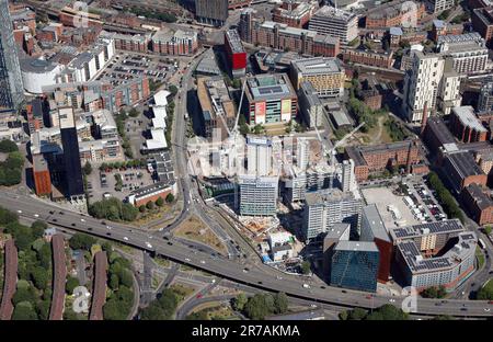 Vue aérienne du côté sud du centre-ville de Manchester, où la rue Medlock court vers le nord sur la A57(M) Banque D'Images