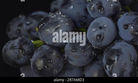 Détails de raisins frais sombres avec gouttes d'eau, gros plan Banque D'Images