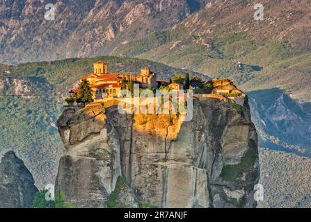 Moni Agios Triadas (Agia Triada, Monastère de la Sainte Trinité), lever du soleil, formations rocheuses de Meteora, région thessalie, Grèce Banque D'Images