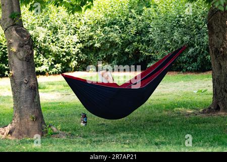 Personne se détendant dans un livre de lecture hamac dans le Washington Memorial Park Washington DC, États-Unis. Photo: Garyroberts/worldwidefeatures.com Banque D'Images