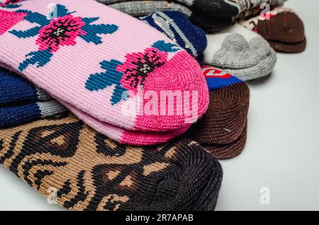 Chaussettes d'hiver chaudes multicolores. Ensemble de chaussettes d'hiver pour les activités de plein air en hiver Banque D'Images