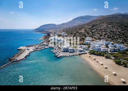 Une vue magnifique sur l'île de Sikinos d'en haut, Grèce Banque D'Images