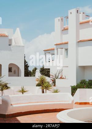 Extérieur confortable ou patio du bâtiment moderne avec murs blancs, arches, fenêtres et ombres à la lumière du soleil en été. Voyage, concept de vacances d'été. Banque D'Images